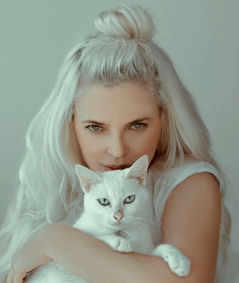 Bílá kočka a její chovatelka